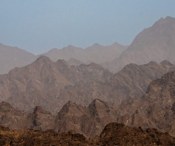 Las montañas del norte del territorio separan el desierto del mar